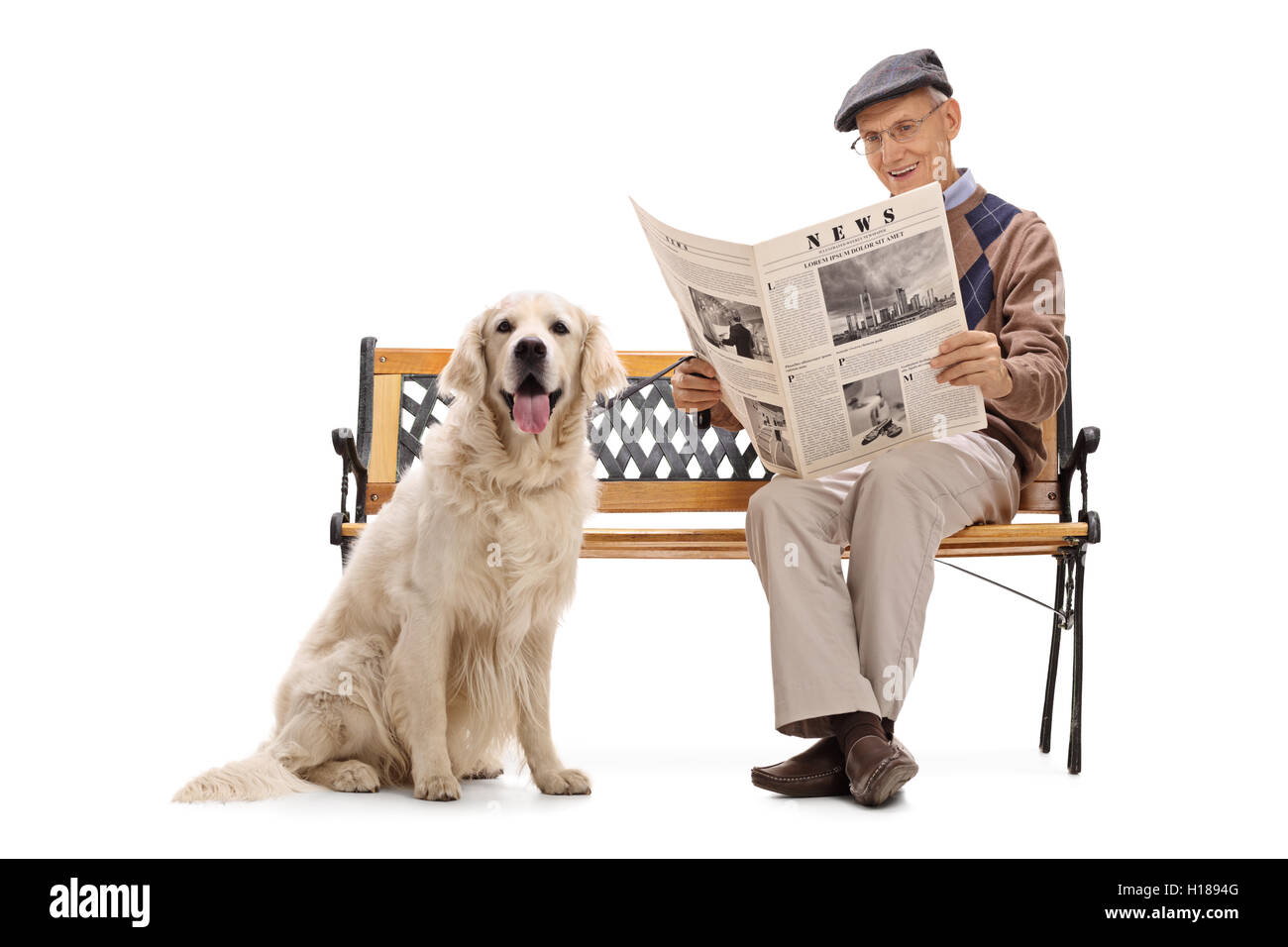 Älterer Mann sitzt auf einer Bank mit seinem Hund und liest eine Zeitung isoliert auf weißem Hintergrund. Stockfoto