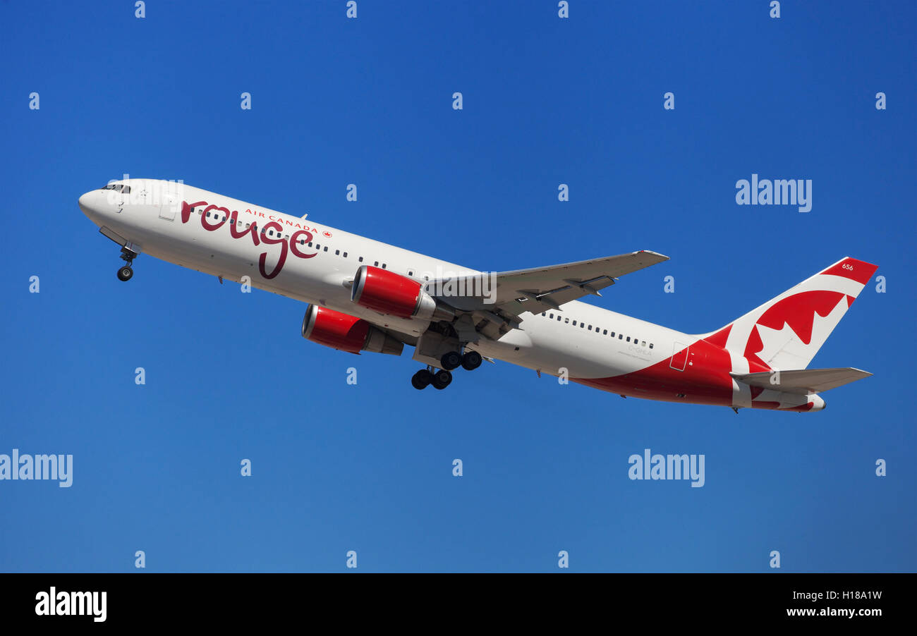 Air Canada Rouge Boeing 767-300ER dem Start vom Flughafen El Prat in Barcelona, Spanien. Stockfoto