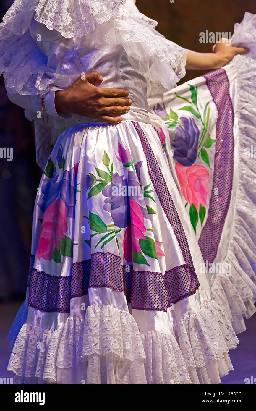 Tänzerinnen und Tänzer aus Kolumbien in Tracht, präsentieren auf der internationalen folk Festival, "International Festival of Hearts" org Stockfoto