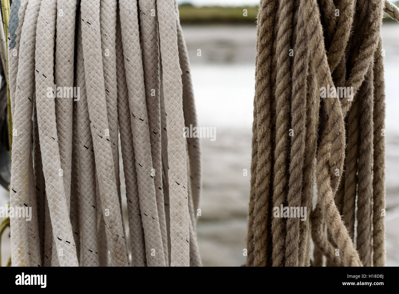 Boot, rigging-Seil gebunden in einer Schleife mit einer Mischung aus neuen und abgenutzten Abseilen. Stockfoto