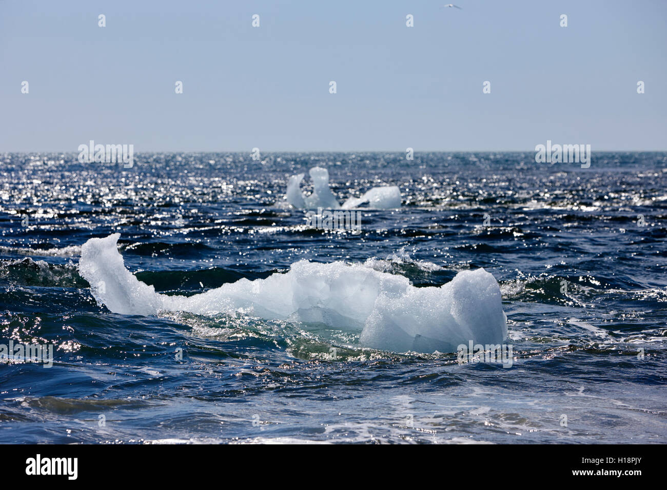 Eisberge am schwarzen Sandstrand am Jökulsárlón Island Abwasch Stockfoto