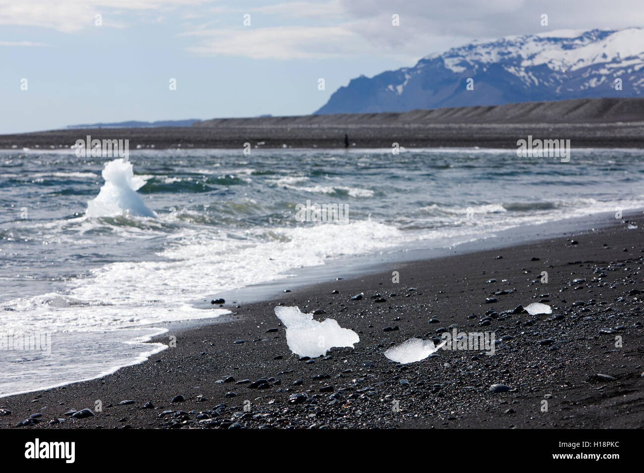 Eisberge am schwarzen Sandstrand am Jökulsárlón Island Abwasch Stockfoto