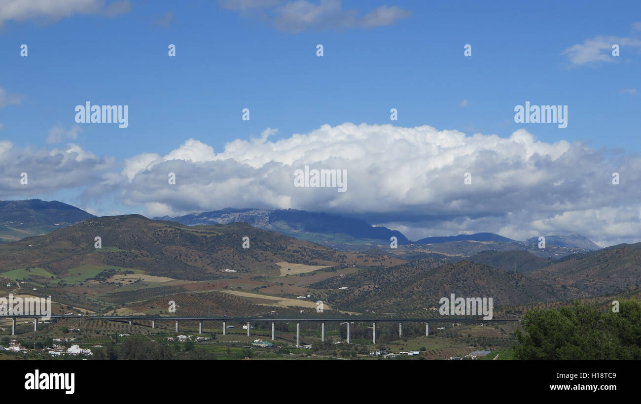 Weiße Wolken über Guadalhorce Valley Andalusien Spanien Stockfoto