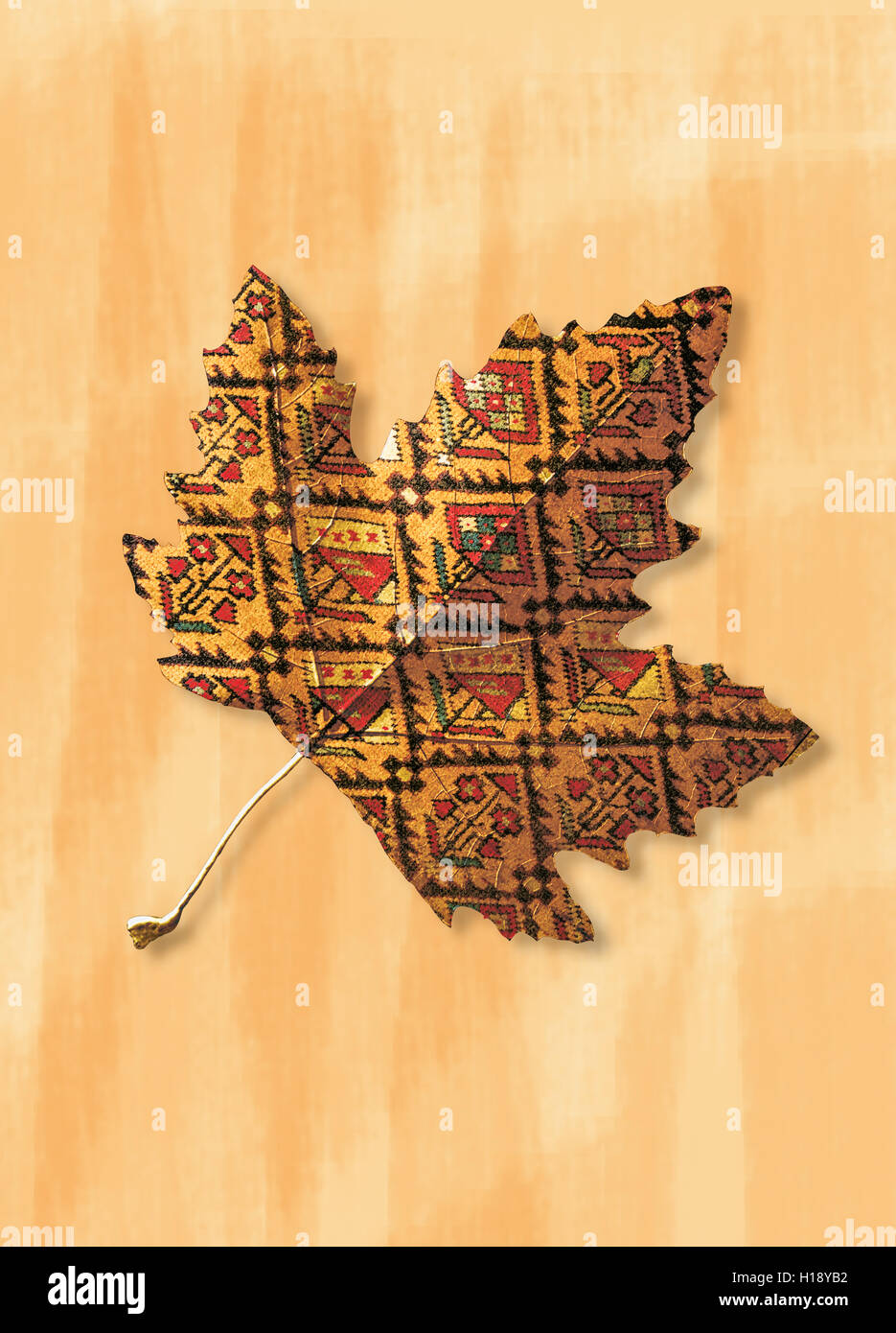 Ein Blatt mit Teppich Textur und warmen Herbstfarben Stockfoto