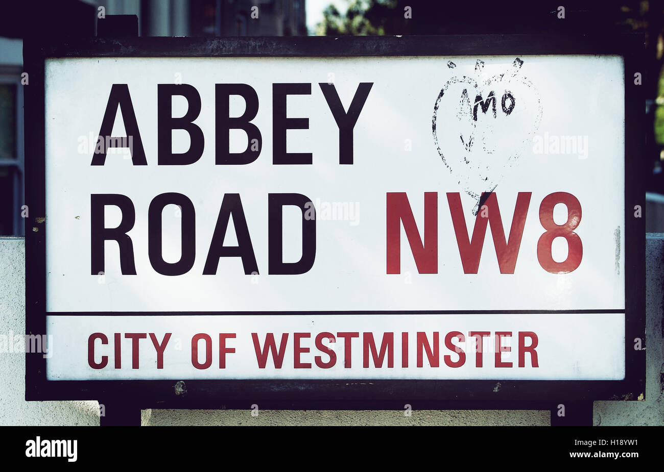 LONDON, UK - 6. Mai 2013: Abbey Road Sign in London fotografiert. Abbey Road ist bekannt für seine Überfahrt auf einem der vorgestellten der Stockfoto