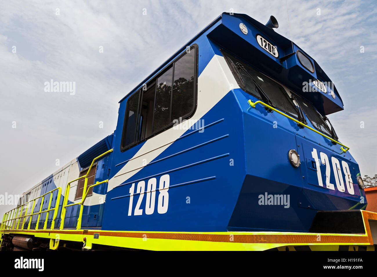 Operationen für das Transportieren und Verwalten von Eisenerz. Neue Lok in der Flotte genutzt, um eine vollständige Eisenerz Wagen aus Mine zu Port rail Kopf zu ziehen. Stockfoto