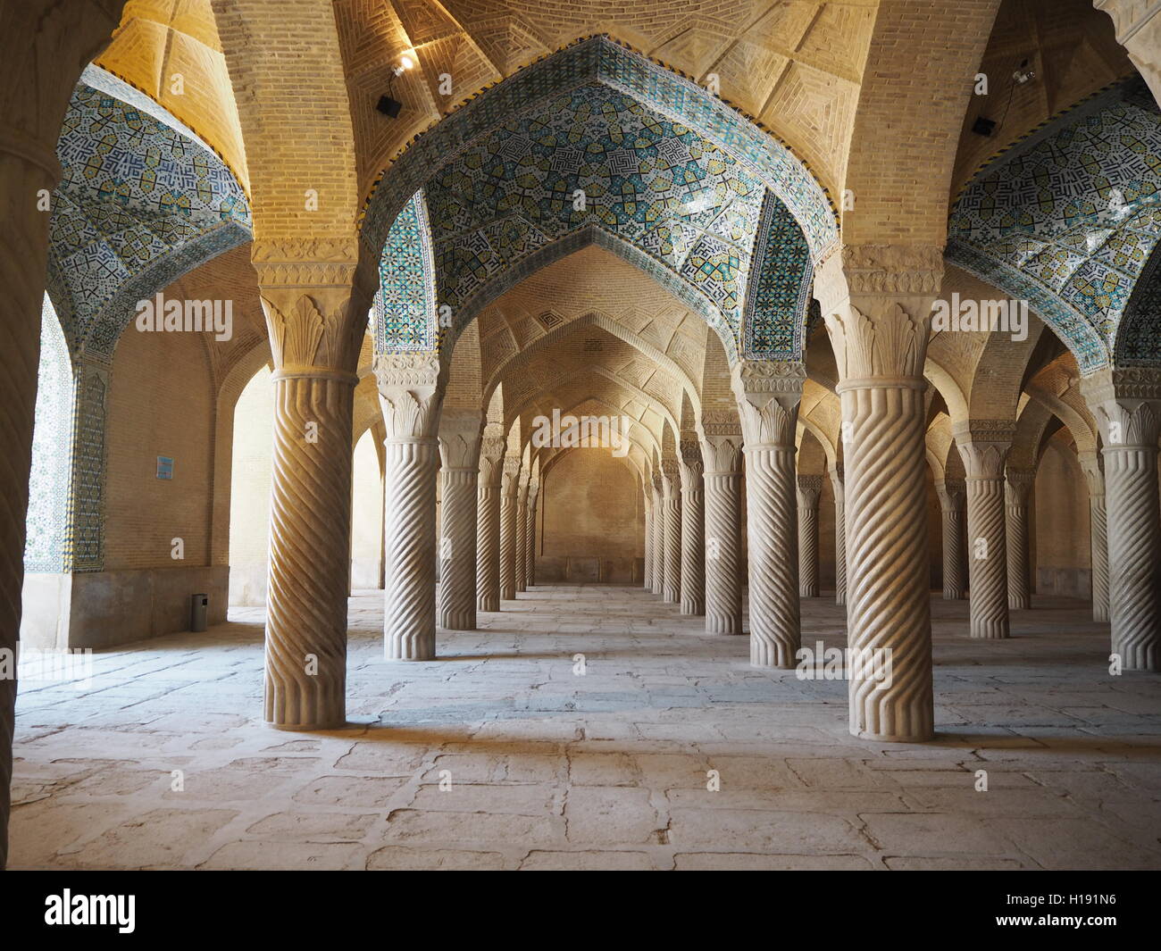 Vakil Moschee Spalten und Fliesen in Shiraz, Iran Stockfoto