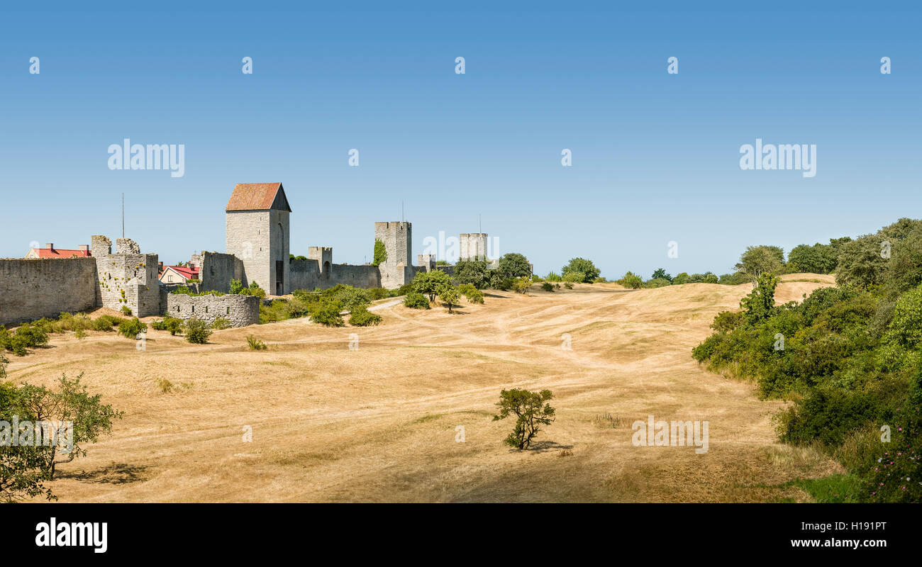 Die Spardose und Dalman-Turm. Visby Stadtmauer, Blick vom Ostergravar.  Gotland, Schweden. Skandinavien. Stockfoto