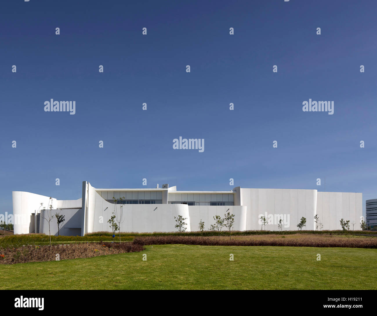 Blick auf den fernen hinteren Park. Museo Internacional del Barroco MIB, Puebla, Mexiko. Architekt: Toyo Ito, 2016. Stockfoto