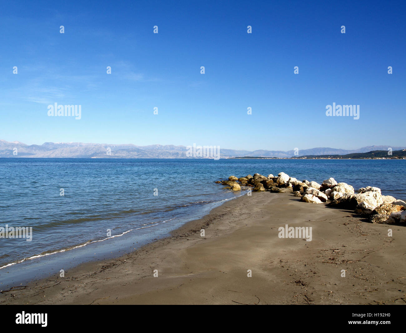 Blick auf felsige Wellenbrecher aus Mitsis Roda Beach Resort, Roda, Korfu, Griechenland Stockfoto