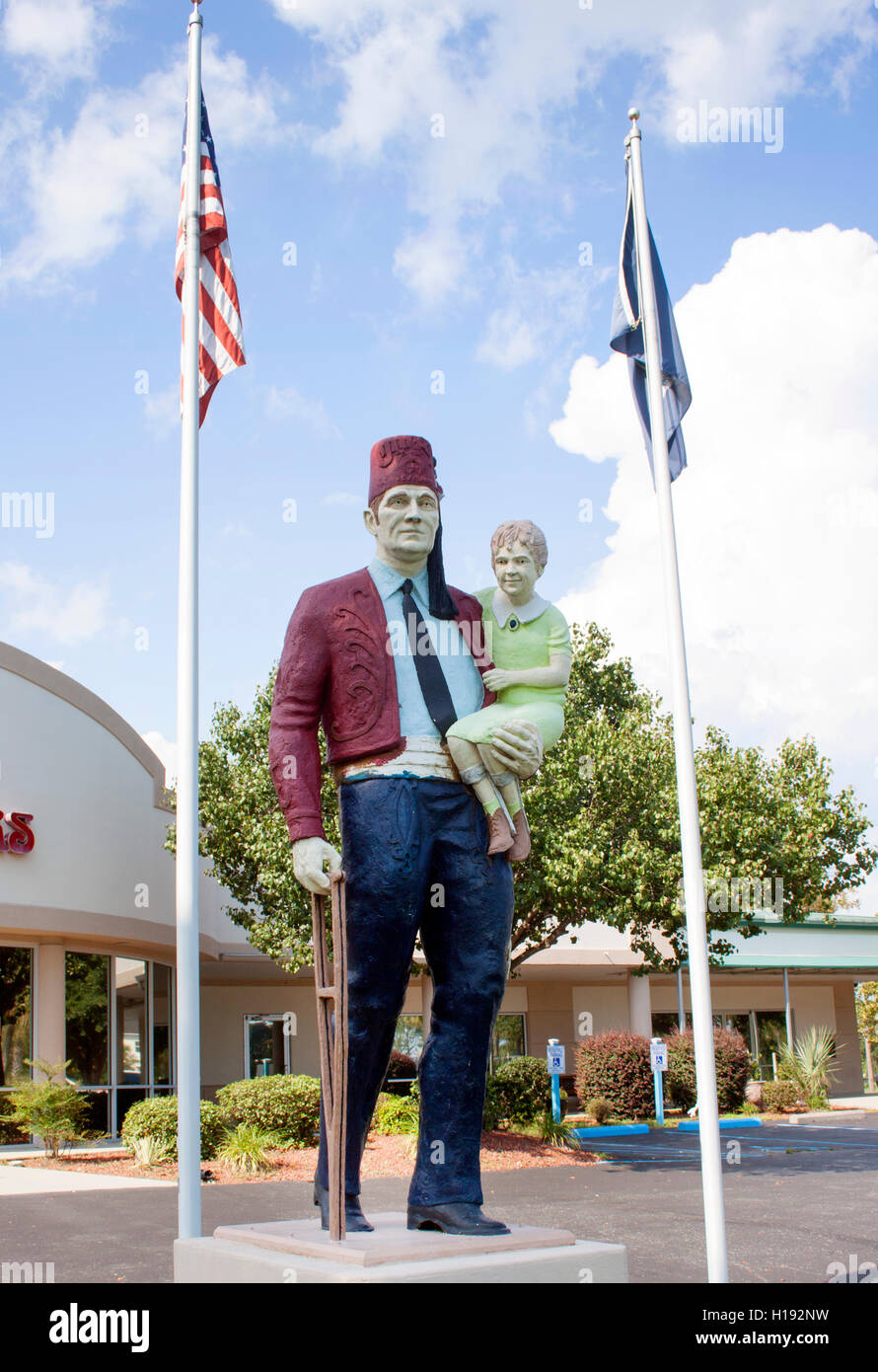 Diese Statue eines Schreiners und eines Kindes in Mount Pleasant, South Carolina, symbolisiert die philanthropische Mission der Bruderschaft, Kindern zu helfen. Stockfoto