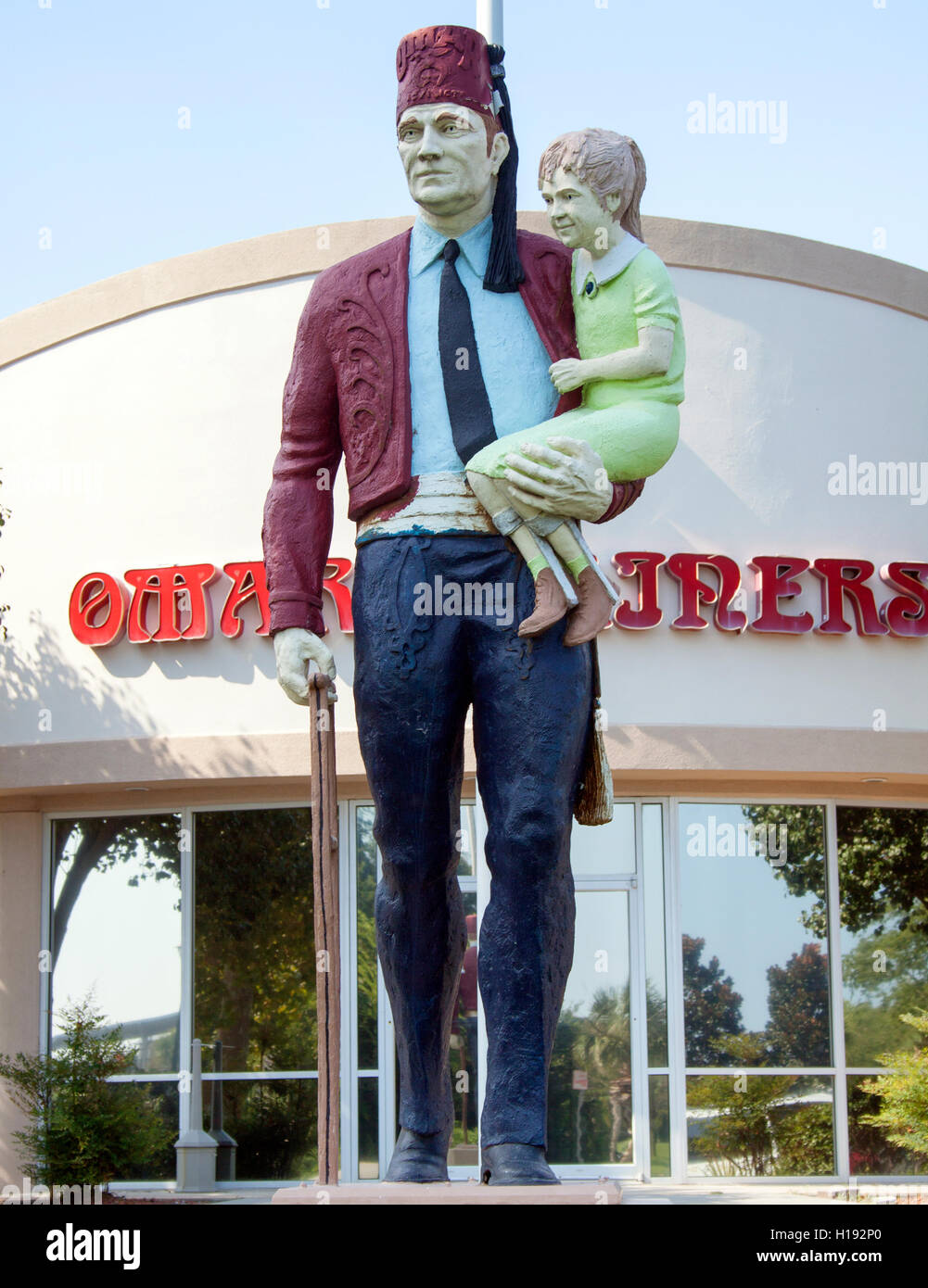 Diese Statue eines Schreiners und eines Kindes in Mount Pleasant, South Carolina, symbolisiert die philanthropische Mission der Bruderschaft, Kindern zu helfen. Stockfoto