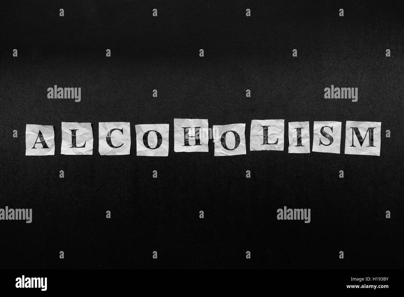 Alkoholismus. Notizen auf Papier mit dem Wort Alkoholismus. Konzept-Bild. Schwarz und weiß. Closeup. Stockfoto