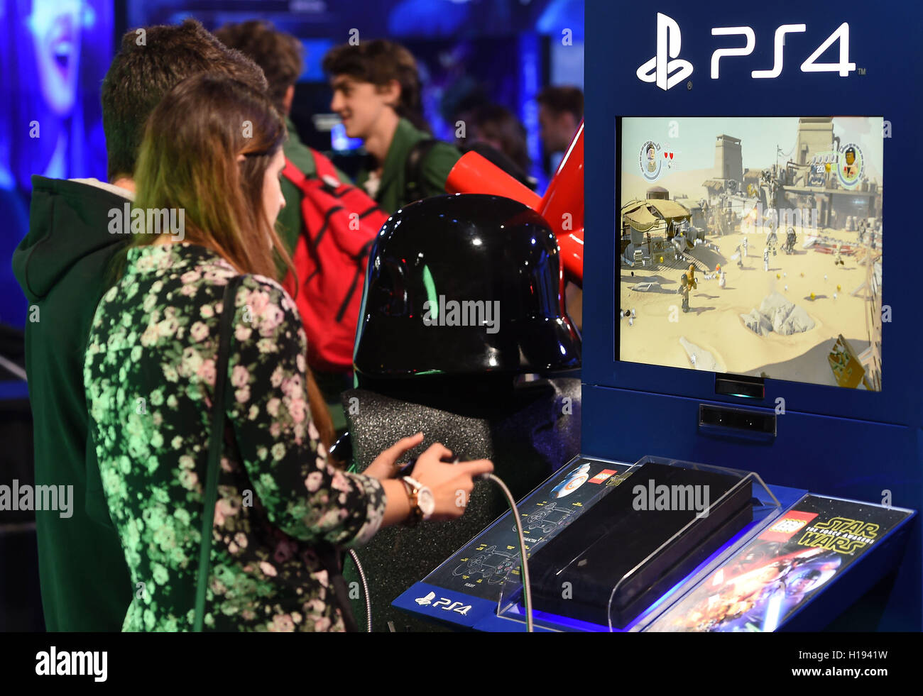Spieler spielen LEGO Star Wars: The Force wecken auf die Playstation 4 im EGX 2016 im NEC in Birmingham. Stockfoto