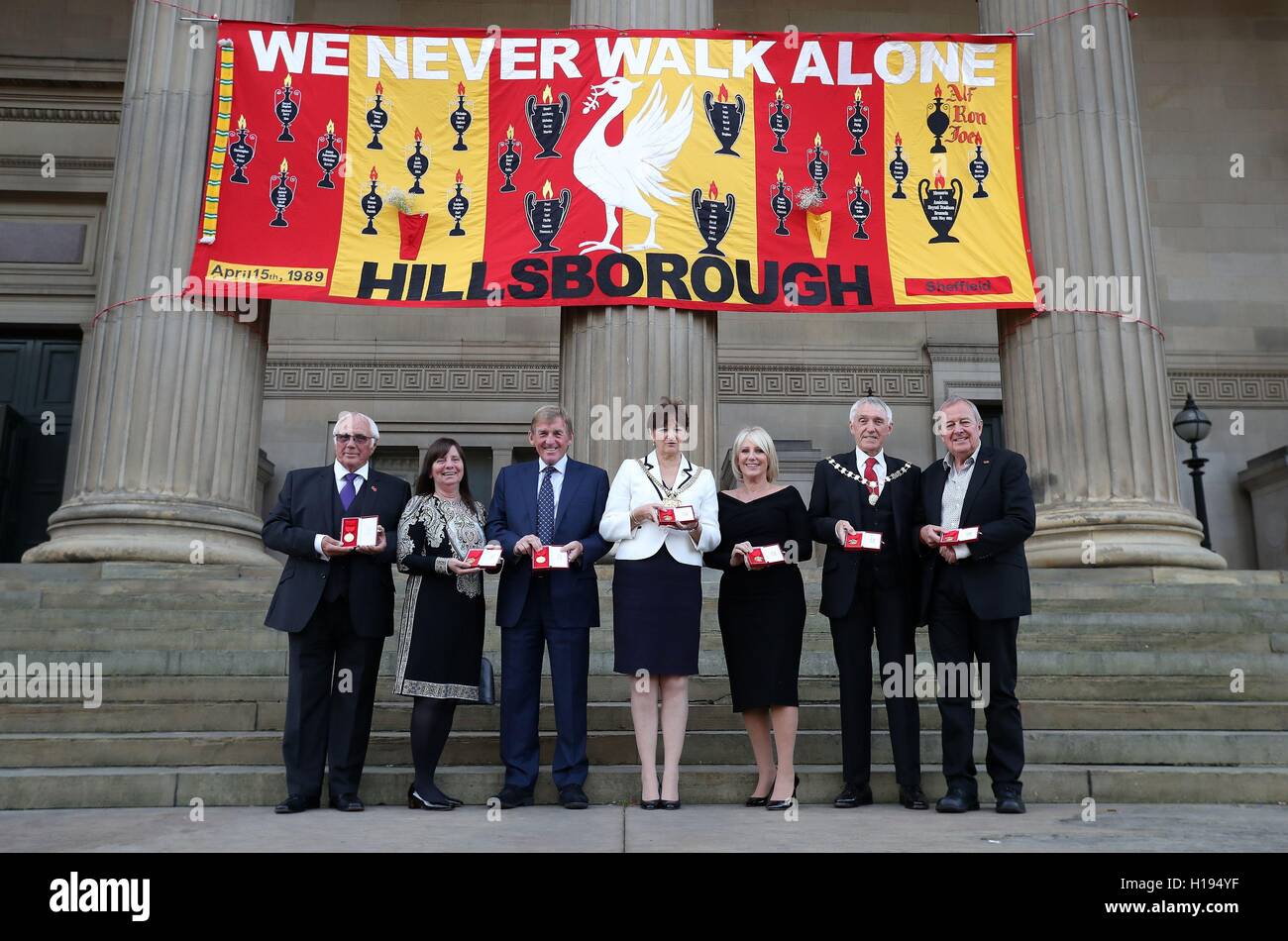 (Links nach rechts) Trevor Hicks, Margaret Apsinall, Kenny Dalglish, der Oberbürgermeister von Liverpool Roz Gladden, Marina Dalglish, Consort Roy Gladden und Professor Phil Scraton halten eine Medaille für jede der 96 Opfer der Hillsborough-Katastrophe in Liverpool Town Hall, die Familien der Opfer gewidmet werden, da sie die Freiheit der Stadt vergeben werden. Stockfoto