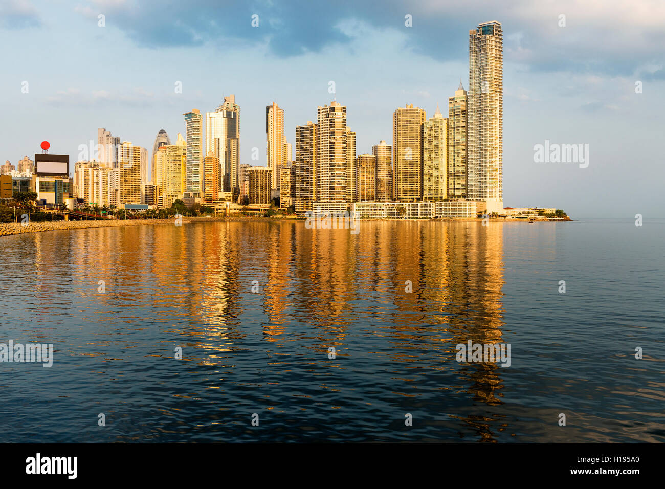 Blick auf den financial District und Meer in Panama City, Panama, bei Sonnenuntergang. Stockfoto