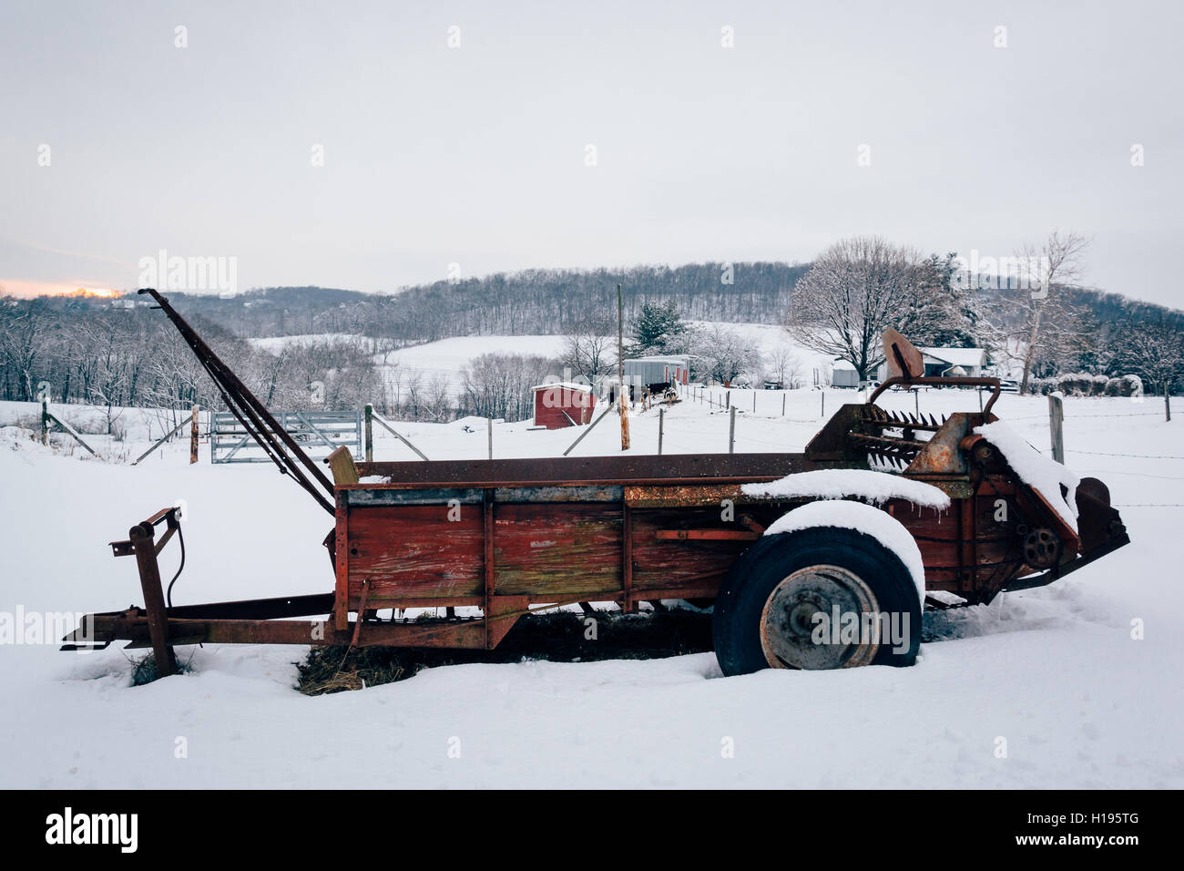Landmaschinen im Schnee bedeckt Feld in ländlichen Carroll County, Maryland. Stockfoto