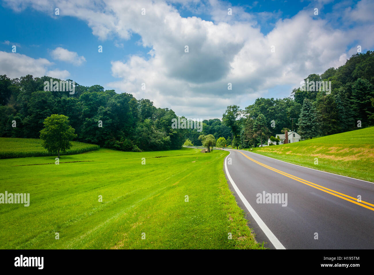 Bauernhof-Feldern entlang einer Landstraße in ländlichen Carroll County, Maryland. Stockfoto