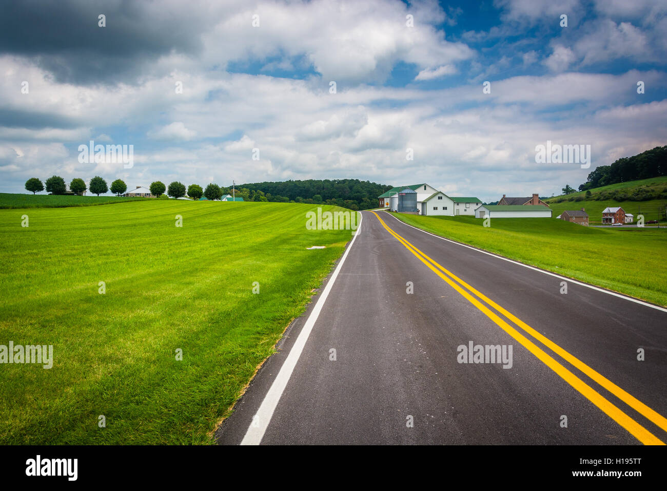 Felder und Scheune entlang einer Landstraße im Carroll County, Maryland. Stockfoto