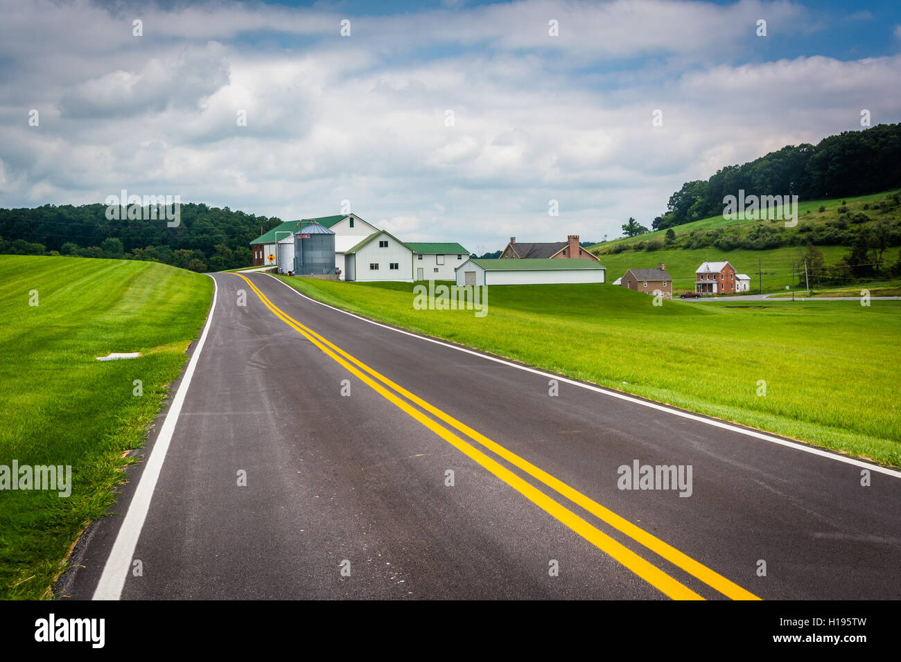 Felder und Scheune entlang einer Landstraße im Carroll County, Maryland. Stockfoto