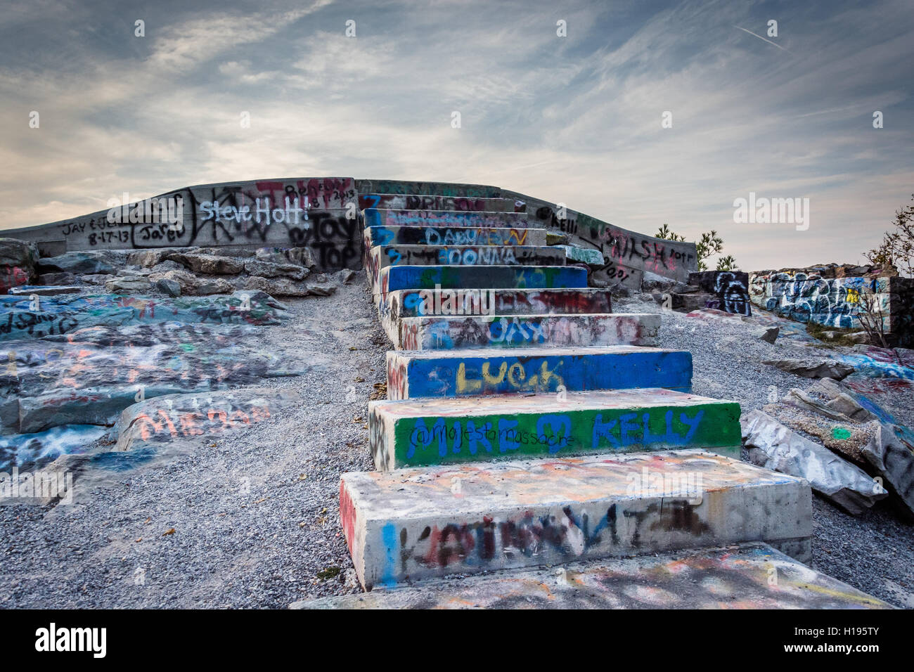 Graffiti bedeckt Treppe auf dem Gipfel des hohen Felsen im Stift Mar County Park, Maryland. Stockfoto