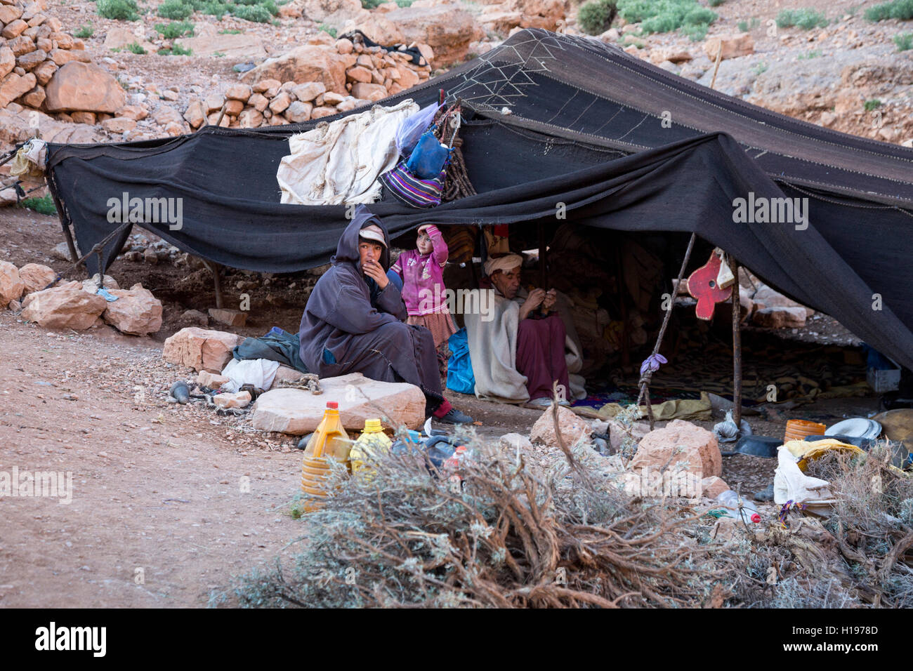 Todra Schlucht, Marokko.  Amazigh-Berber-Familie in ihren saisonalen Zelt. Stockfoto