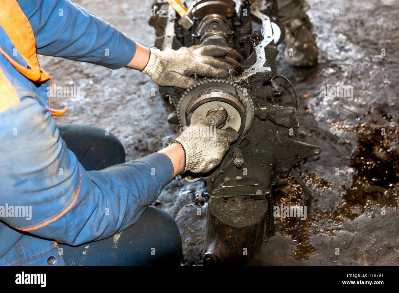 Abriss des alten Auto Motor Mechaniker schraubt Schraubenschlüssel Ausrüstung im Automotor Stockfoto