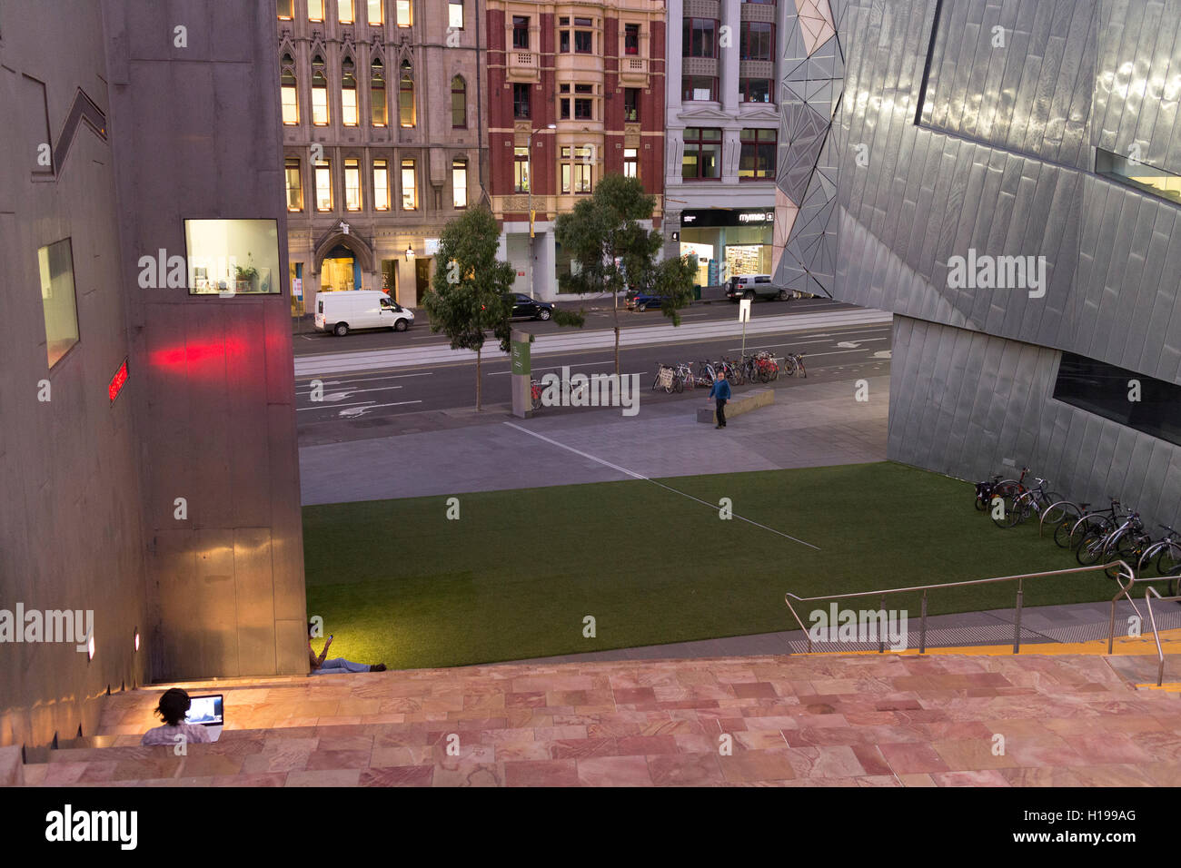 Menschen, die mit der kostenlosen öffentlichen Wi-Fi-Netzwerk am Federation Square Melbourne Victoria Australia Stockfoto