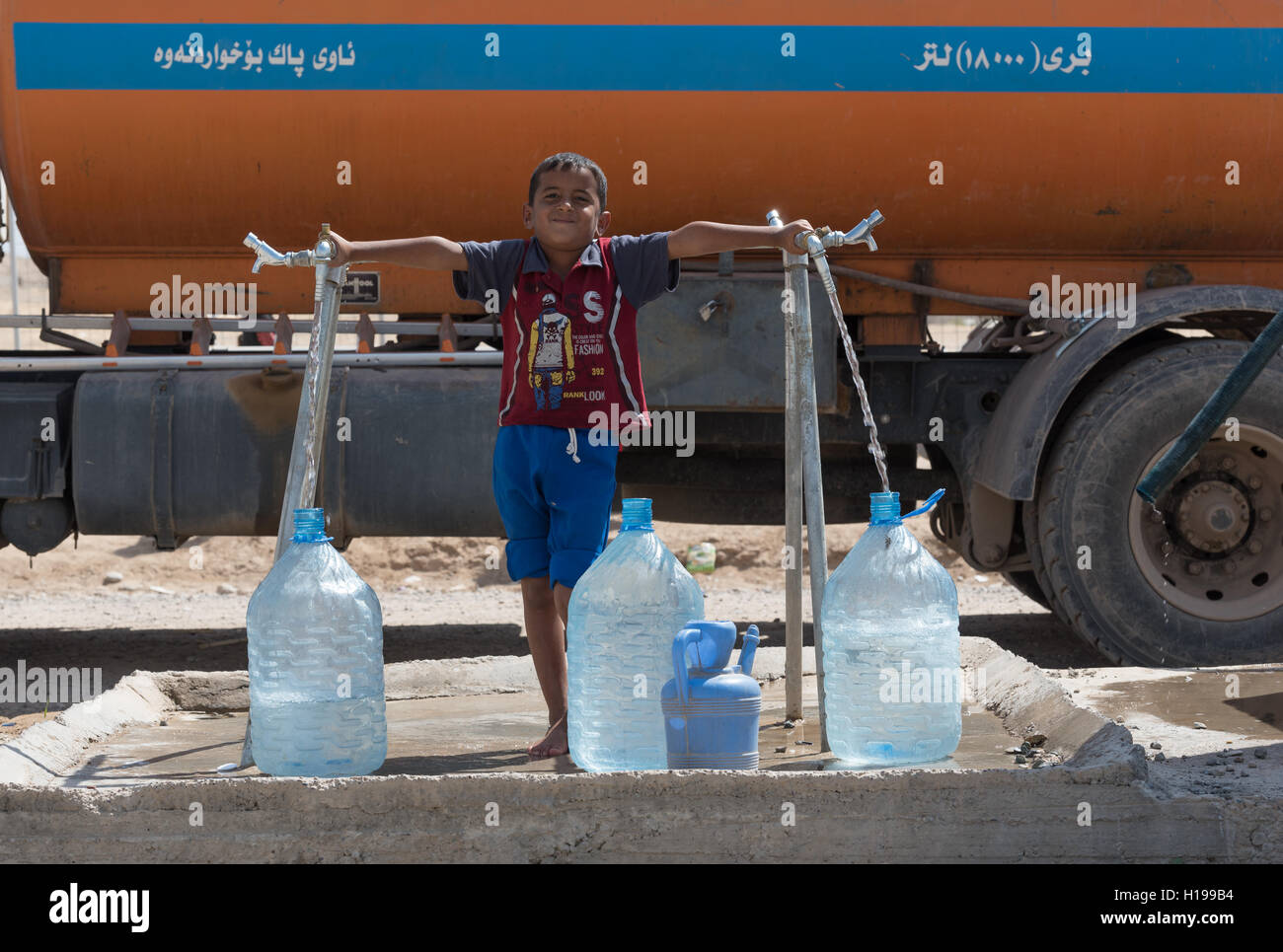 Dibaga, Irak. 23. Sep, 2016. Junge sammeln sauberes Wasser in Dibaga für intern Vertriebene (IDP), nachdem die irakischen Streitkräfte ihren Dörfern von den islamischen Staat in die neuesten Fortschritte in der Offensive Ninewa befreit. © Jonathan Raa/Pacific Press/Alamy Live-Nachrichten Stockfoto