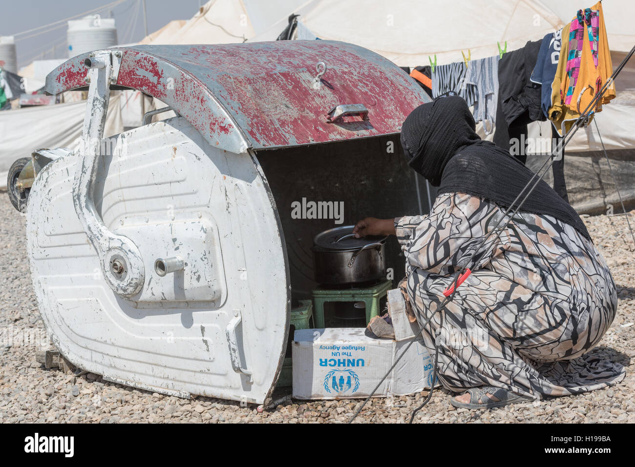 Dibaga, Irak. 23. Sep, 2016. Frauen ist das Kochen in einem Abfallbehälter in Dibaga für intern Vertriebene (IDP) Nachdem der irakischen Armee ihren Dörfern von den islamischen Staat in die neuesten Fortschritte in der offensive Ninewa befreit. © Jonathan Raa/Pacific Press/Alamy Live-Nachrichten Stockfoto