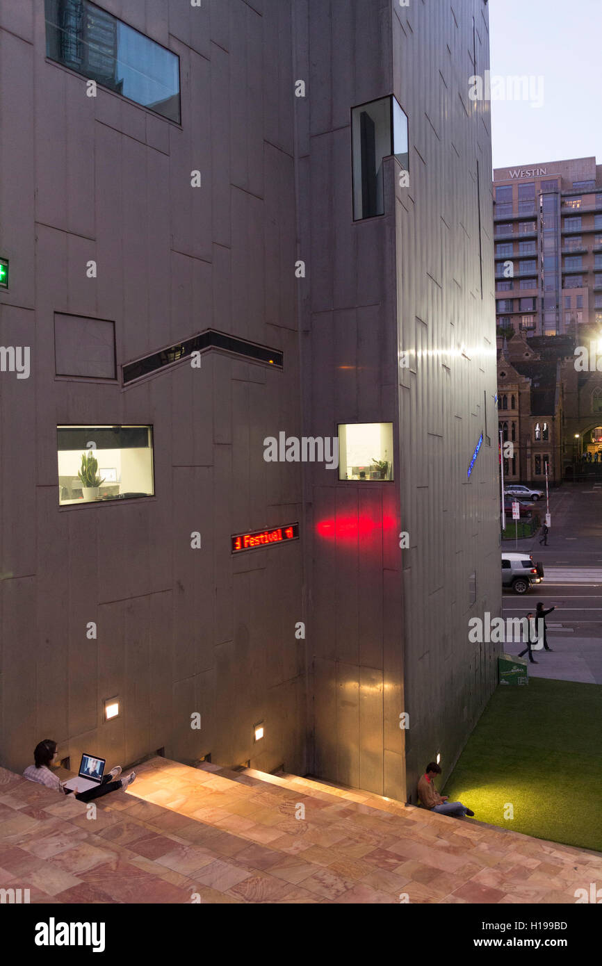 Menschen, die mit der kostenlosen öffentlichen Wi-Fi-Netzwerk am Federation Square Melbourne Victoria Australia Stockfoto