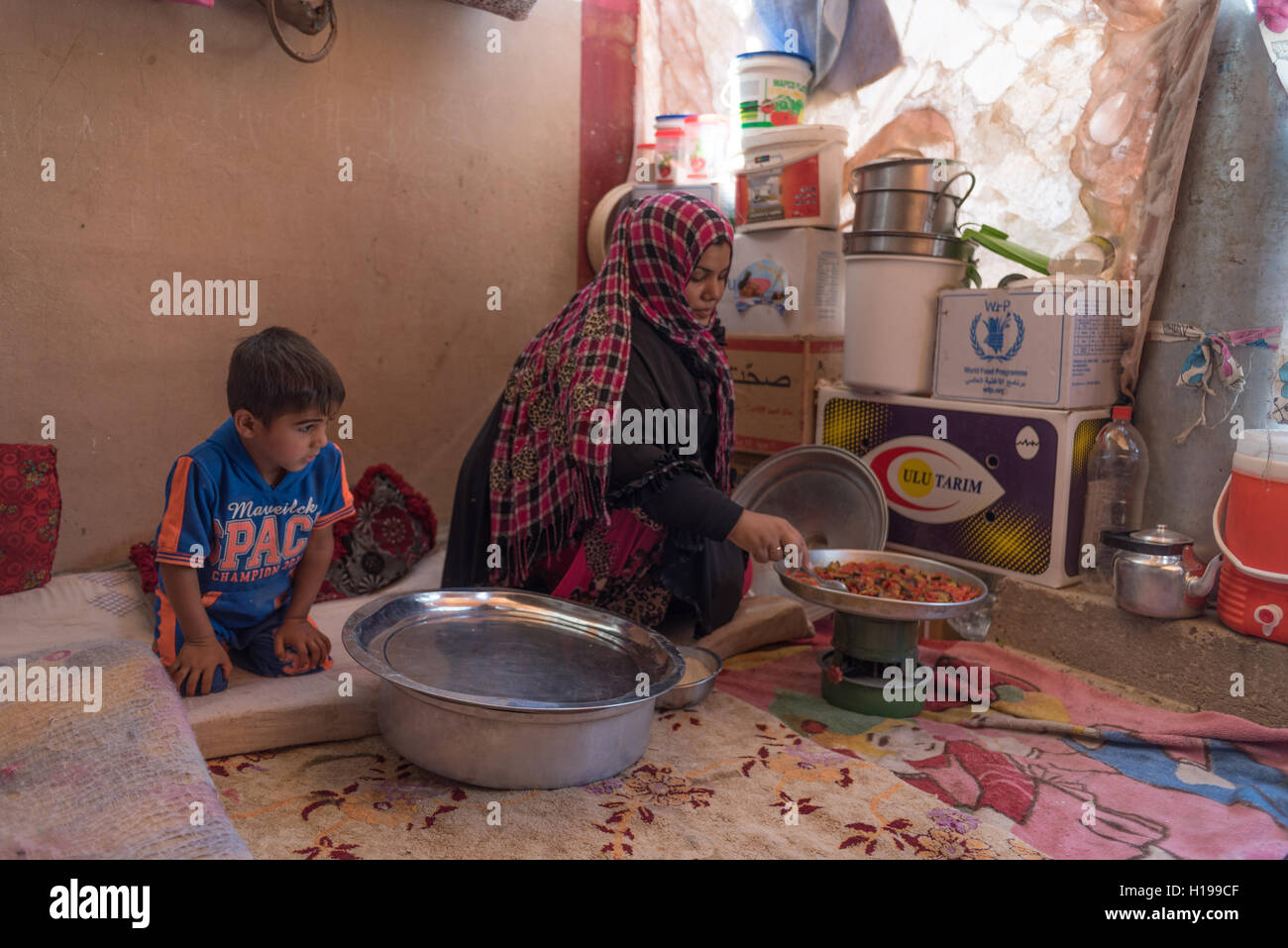 Dibaga, Irak. 23. Sep, 2016. Frauen ist das Kochen in ihrem Zelt in Dibaga für intern Vertriebene (IDP) Nachdem der irakischen Armee ihren Dörfern von den islamischen Staat in die neuesten Fortschritte in der offensive Ninewa befreit. © Jonathan Raa/Pacific Press/Alamy Live-Nachrichten Stockfoto