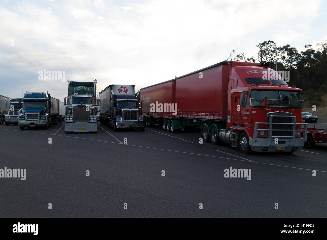 Interstate Fernverkehr Lkw Service-Station Parkplatz Hume Highway Victoria Australien Stockfoto