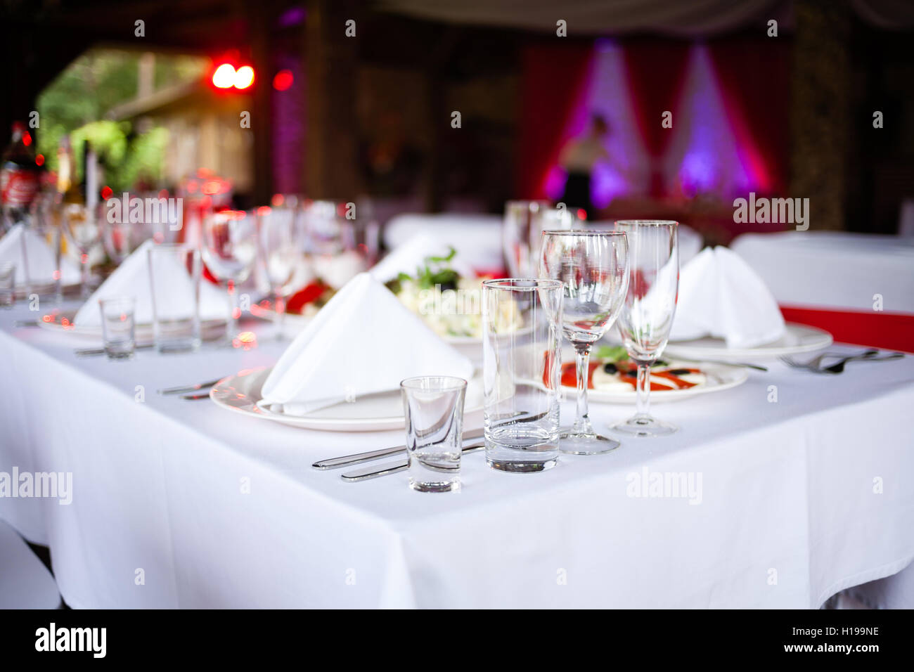 Tisch im Restaurant serviert Stockfoto