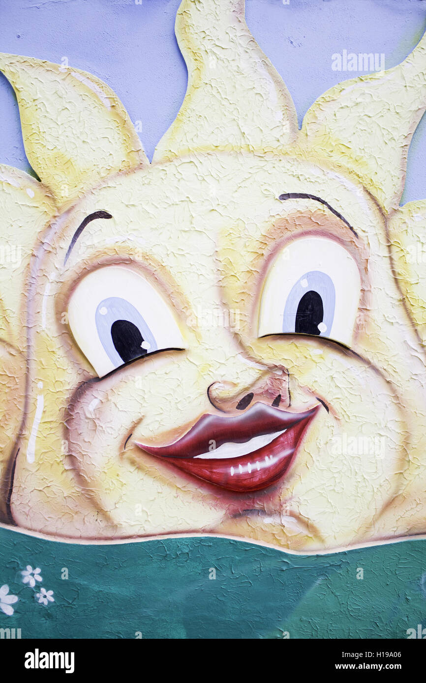 Lachende Sonne in städtischen Wand symbol Stockfoto