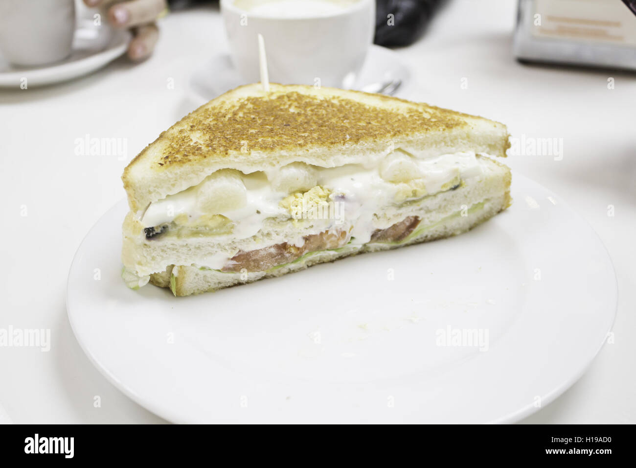 Sandwich mit Ei und Schinken in Restaurant, Essen Stockfoto