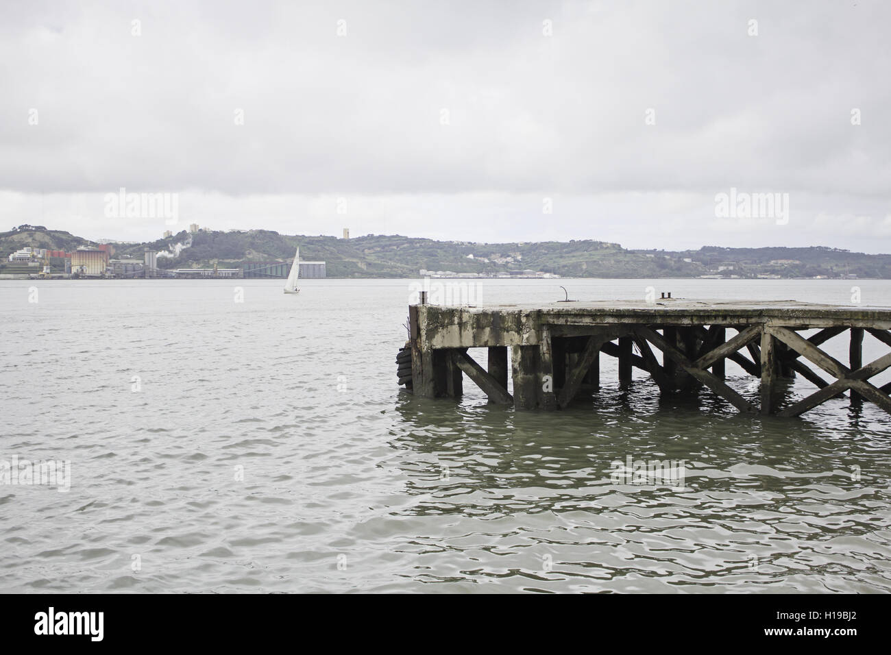 Hafen-Meer mit weißen Segelboot, Transport Stockfoto