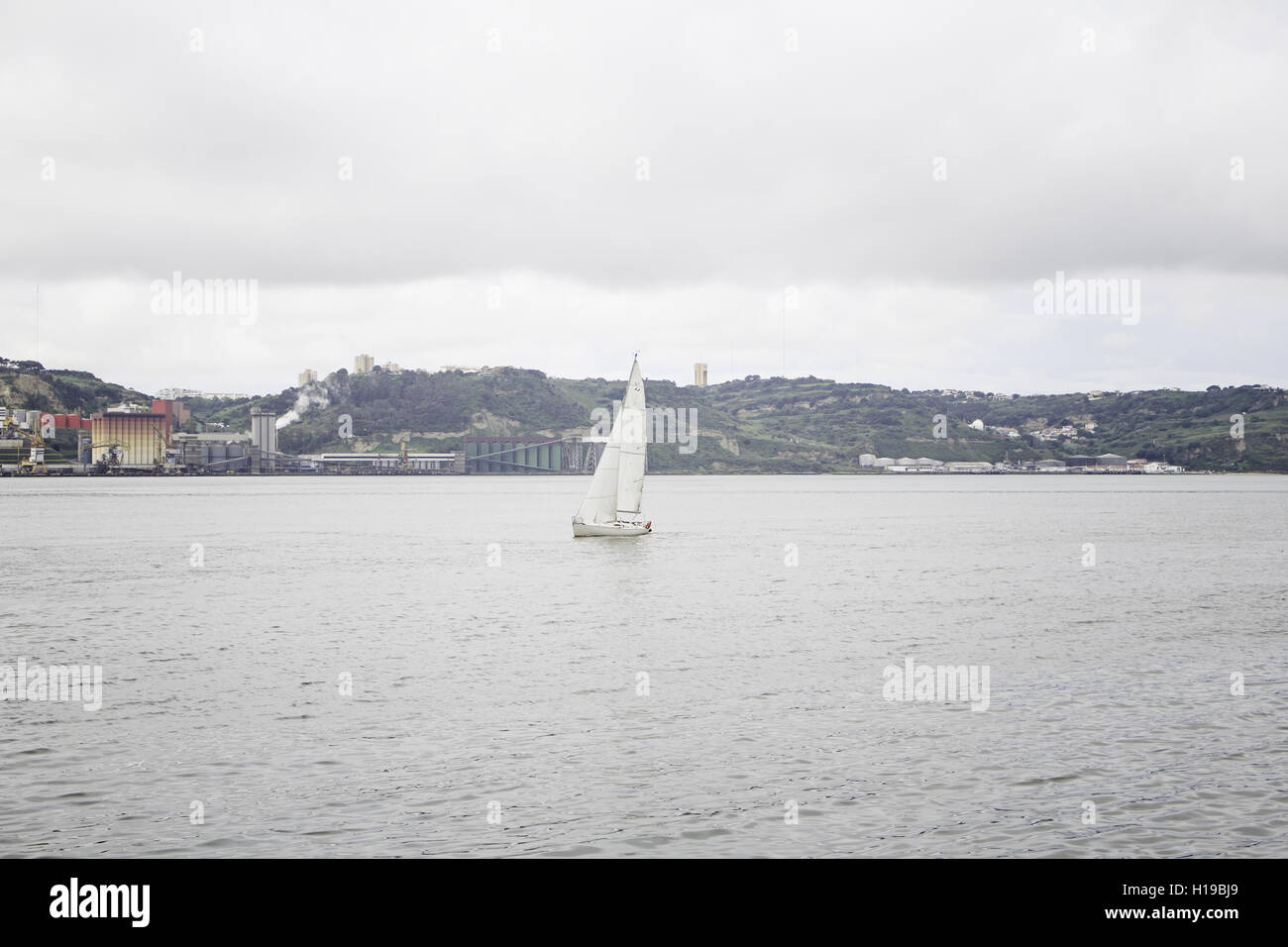 Weiße Boote Segeln auf dem Meer, Transport Stockfoto