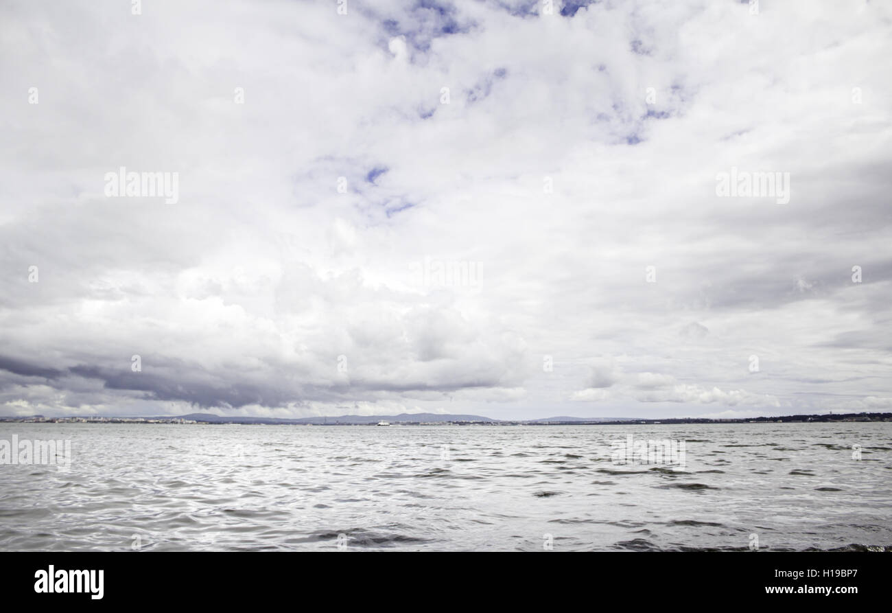 Bewölkten Himmel und Meer Wasser, Natur und outdoor Stockfoto