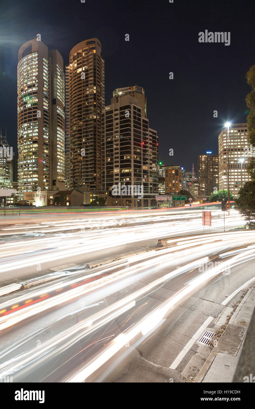 Nacht-Zeit-Bild der Pendlerverkehr fließt auf der Sydney Harbour Bridge Australia Stockfoto