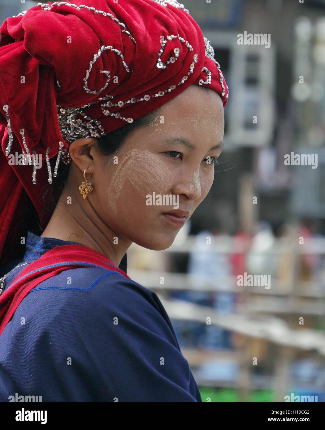 Nahaufnahme einer Pa-O-Frau mit einem speziellen Kopfschmuck, der typisch für diese ethnische Gruppe ist, beim Phaung Daw Oo Pagode Festival, Inle Lake, Shan State, Myanmar (Burma) Stockfoto