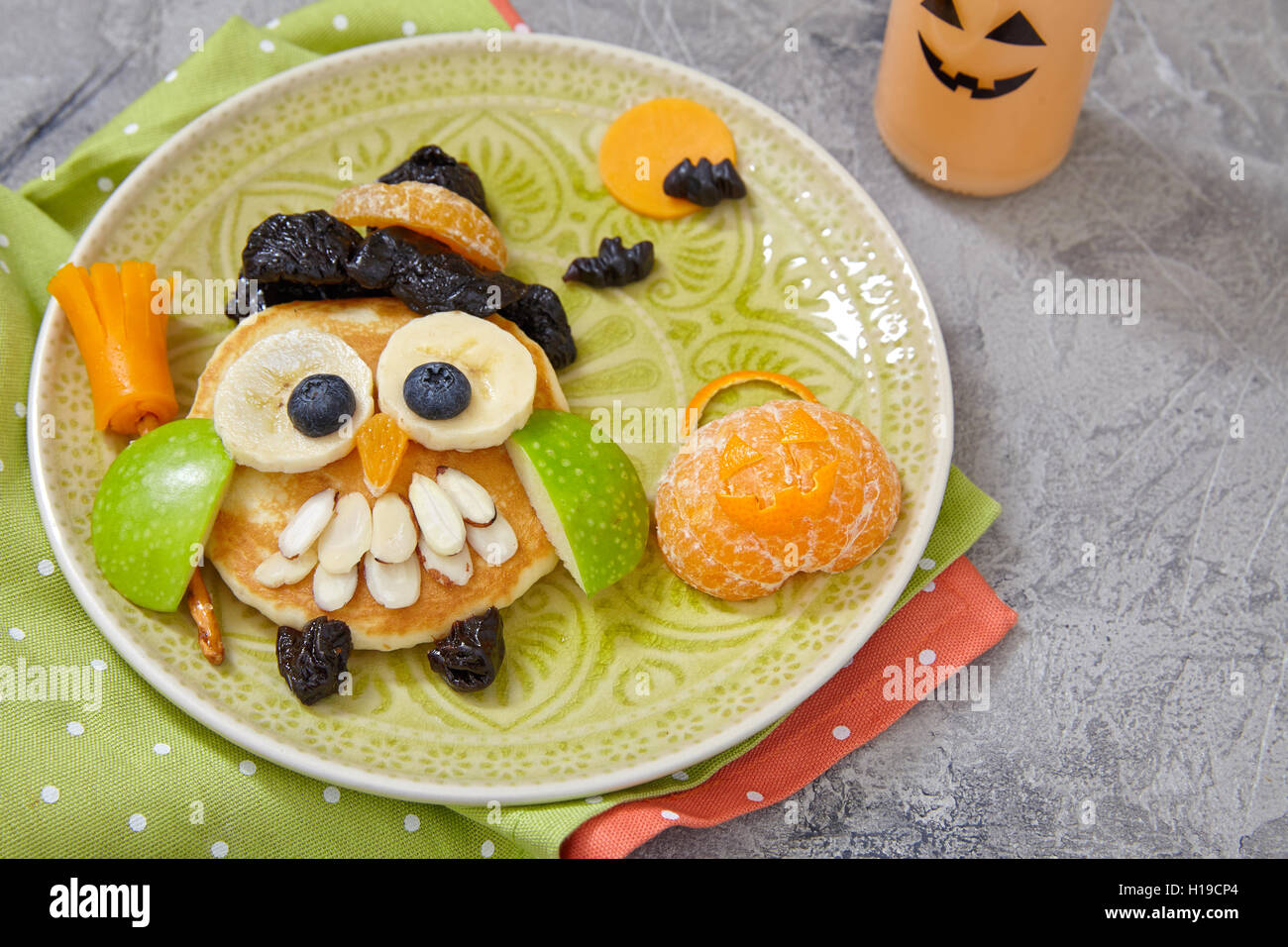 Eule-Pfannkuchen zum Frühstück Kinder an Halloween Stockfoto