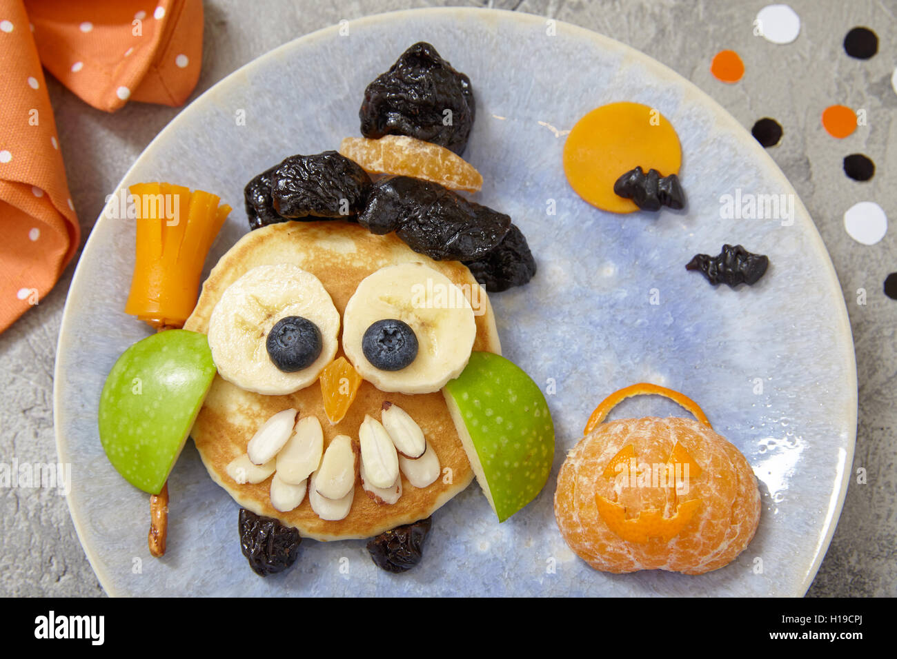 Eule-Pfannkuchen zum Frühstück Kinder an Halloween Stockfoto