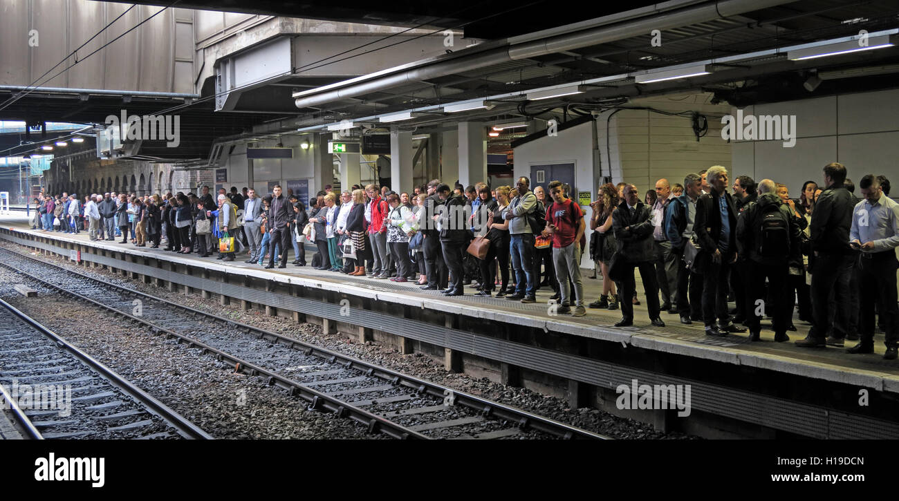 Passagiere, die Warteschlangen an Birmingham New St-Plattform Stockfoto
