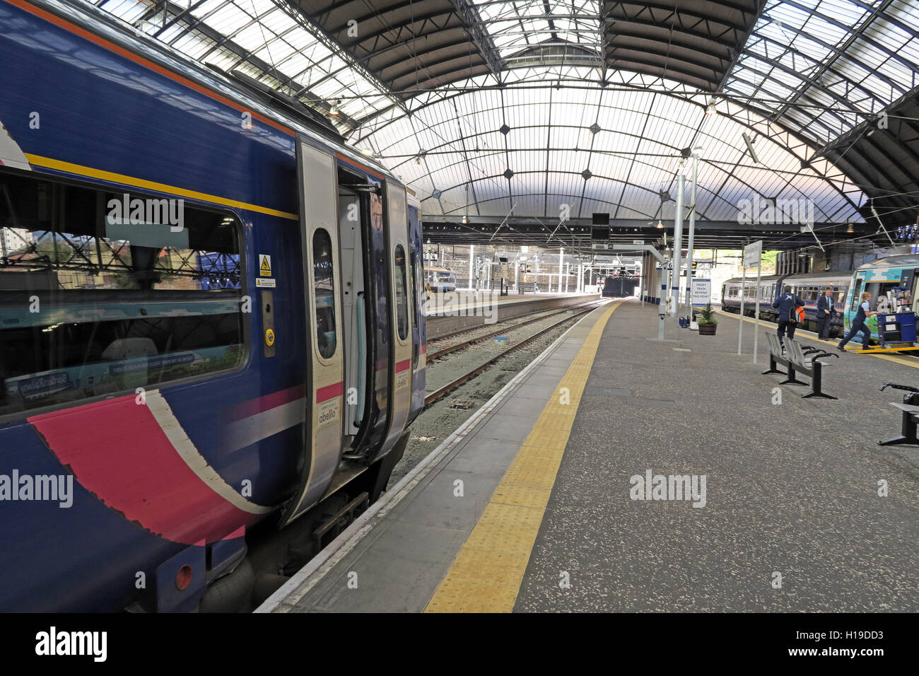 Plattformen im Glasgow Queen Street Railway Station Stockfoto