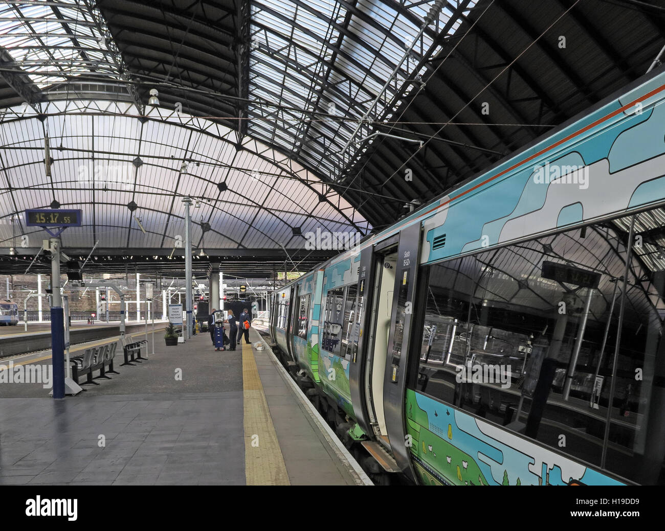 Plattformen im Glasgow Queen Street Railway Station Stockfoto