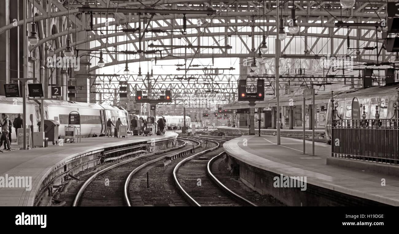Glasgow Central Station, alle Lichter auf rot Stockfoto