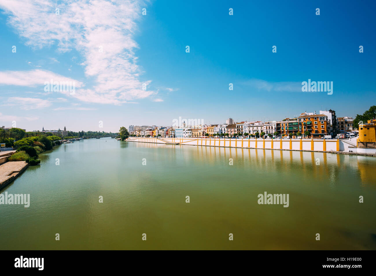 Ufer des Flusses Guadalquivir In Sevilla, Andalusien, Spanien. Sonnige Sommer Stadtbild Stockfoto
