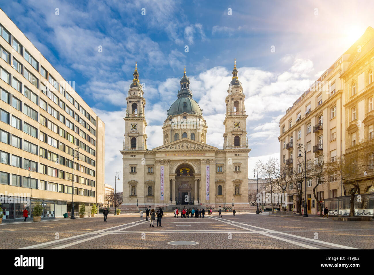 BUDAPEST, Ungarn - 20. Februar 2016: Sonnenaufgang Blick auf die Kirche St. Stephan Basilika. Es ist eine römisch-katholische Basilika. Stockfoto