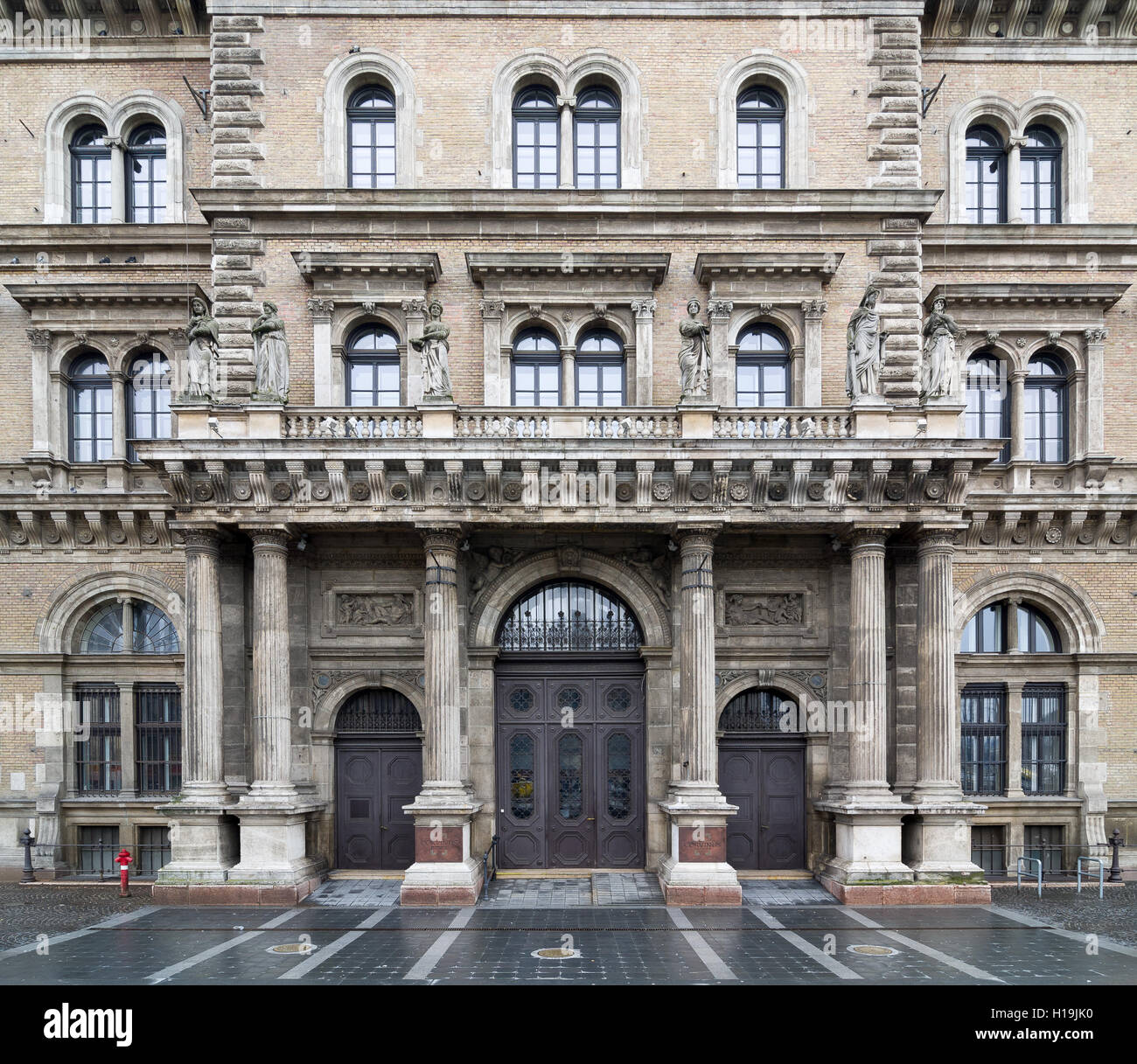 BUDAPEST, Ungarn - 21. Februar 2016: Hauptgebäude der Corvinus Universität Budapest. Teil des UNESCO-Weltkulturerbe. Stockfoto